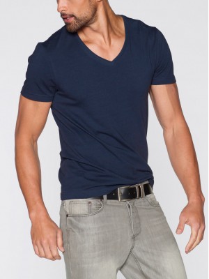 Tricou cu un decolteu adanc Tricou cu un decolteu adanc